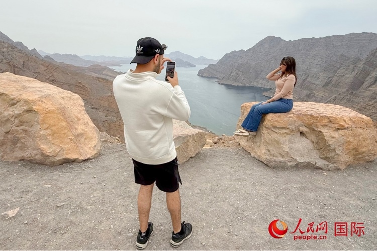 圖為游客參觀阿曼北部穆桑代姆峽灣。人民網(wǎng) 塔里克·易卜拉欣攝