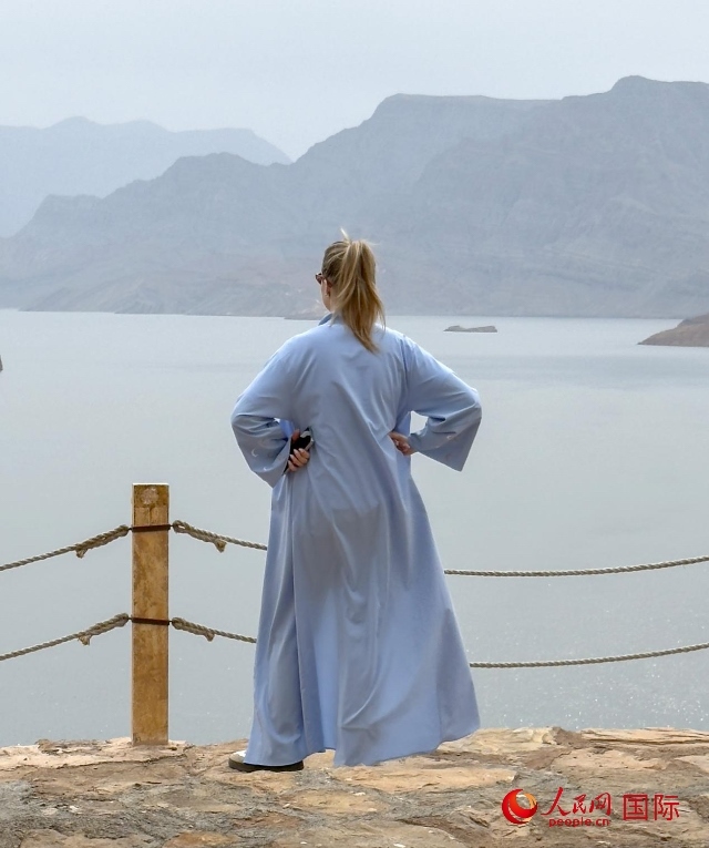 圖為一名游客正在俯瞰阿拉伯灣。人民網(wǎng) 塔里克·易卜拉欣攝