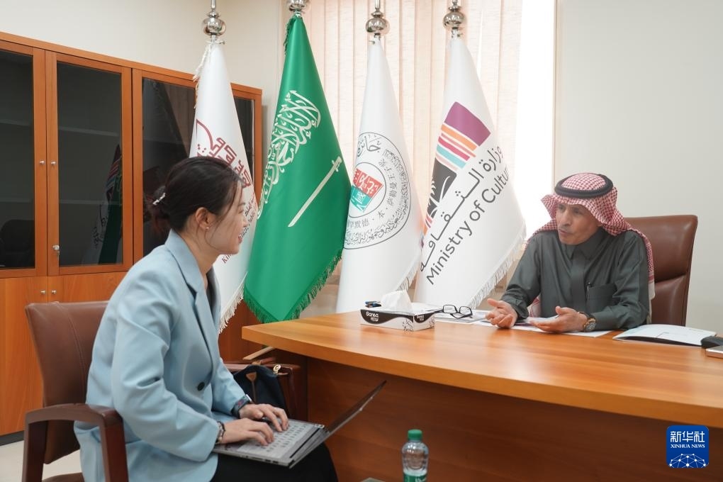 2月19日，“穆罕默德·本·薩勒曼王子沙特-中國文化合作獎”（簡稱“穆罕默德·本·薩勒曼王子獎”）秘書長阿卜杜勒·穆赫辛·阿基利（右）在沙特首都利雅得接受新華社記者專訪。新華社記者 尹炣 攝