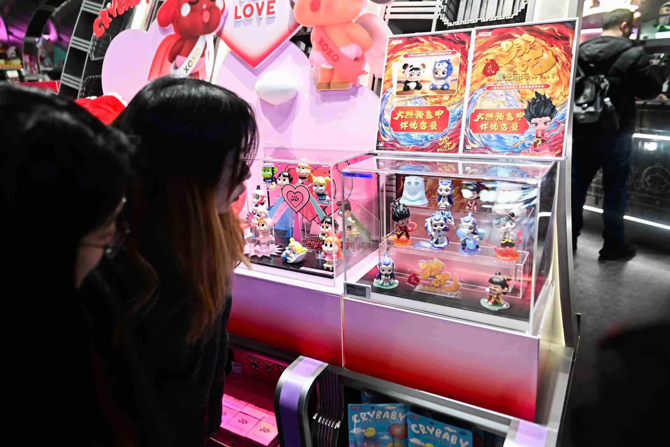 △2025年2月22日，上海，市民在圍觀《哪吒之魔童鬧?！废嚓P手辦盲盒。