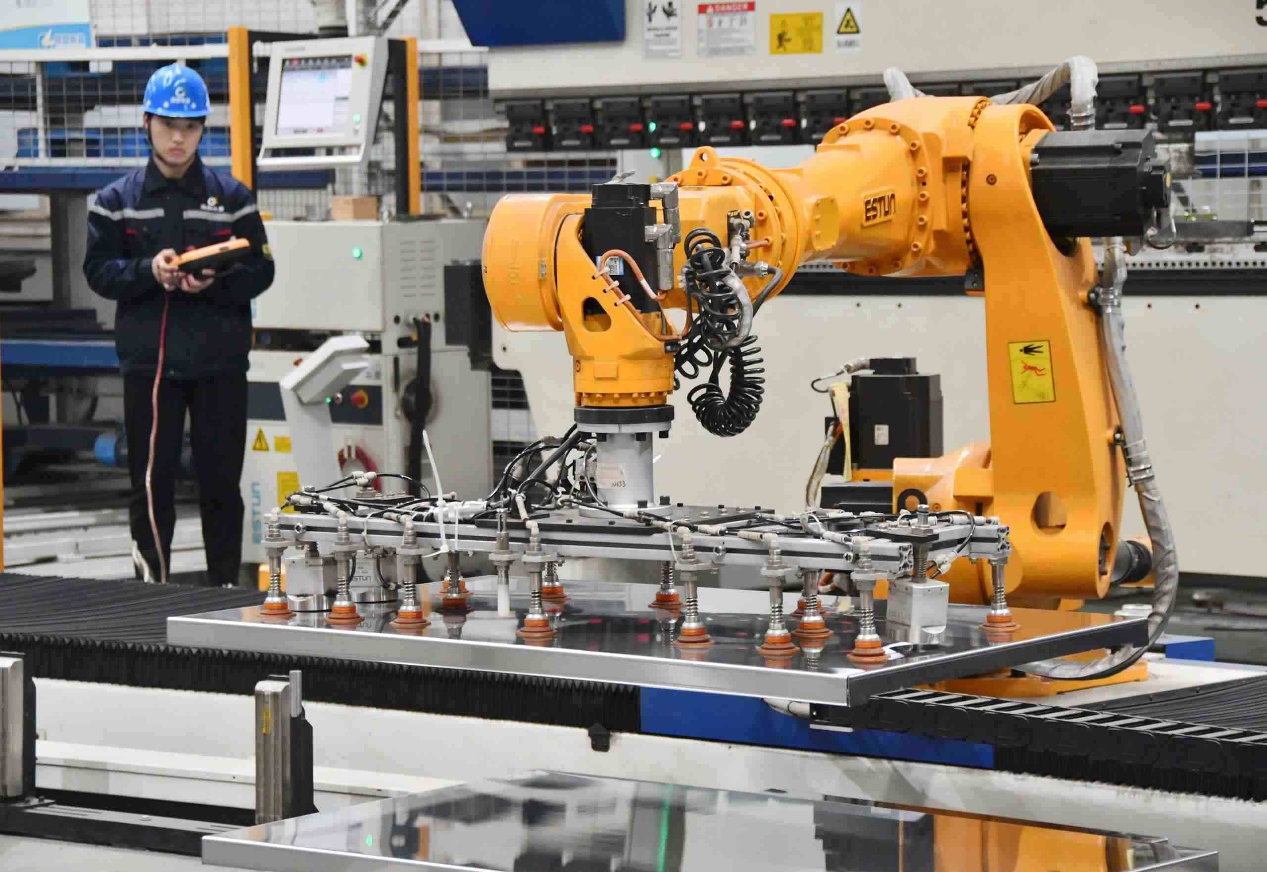 △2025年2月21日，河北邯鄲永年區(qū)工業(yè)園區(qū)的一家企業(yè)，工人正在操控工業(yè)機器人作業(yè)。