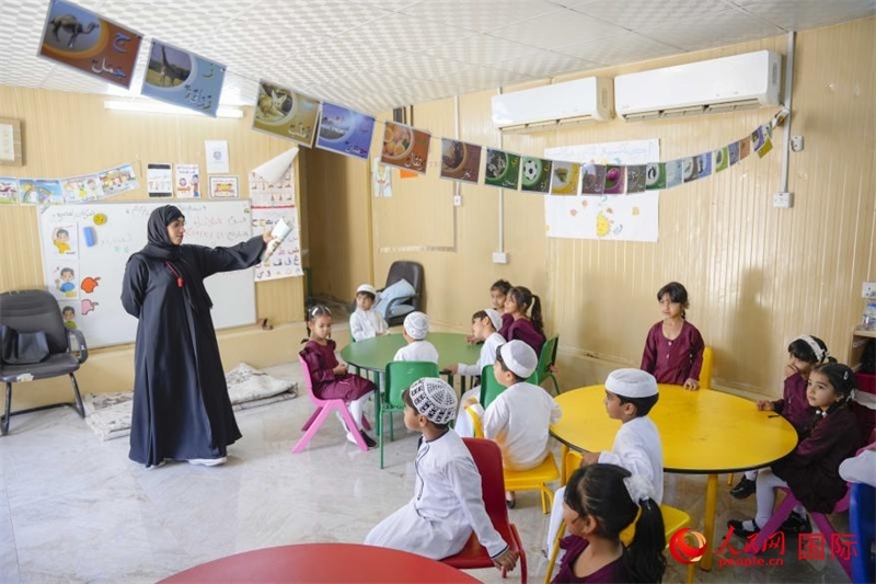 在庫(kù)姆扎爾的學(xué)校，老師正在給孩子們上課。人民網(wǎng) 塔里克·易卜拉欣攝