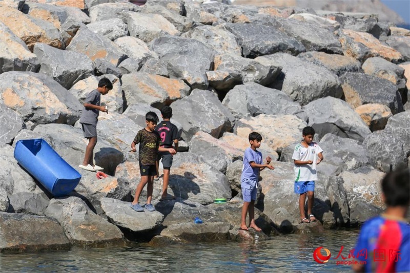 在海邊玩耍的孩子們。人民網(wǎng) 塔里克·易卜拉欣攝
