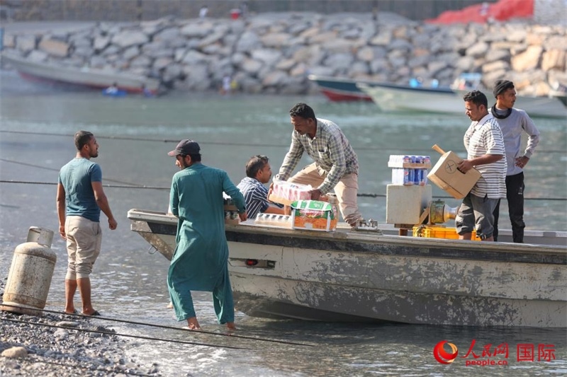 當(dāng)?shù)厝藗冊(cè)谶\(yùn)送生活物資。人民網(wǎng) 塔里克·易卜拉欣攝