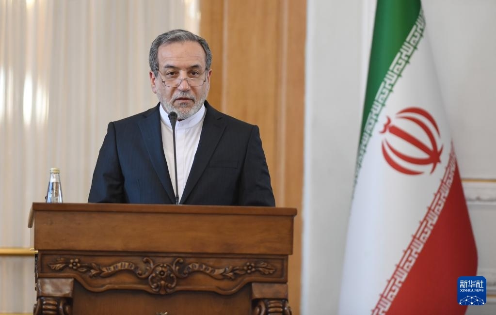 2月25日，在伊朗德黑蘭，伊朗外交部長阿拉格齊出席聯(lián)合新聞發(fā)布會(huì)。新華社記者 沙達(dá)提 攝
