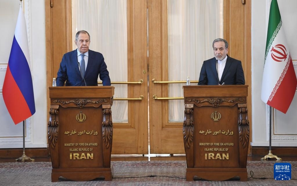2月25日，在伊朗德黑蘭，伊朗外交部長阿拉格齊（右）與俄羅斯外長拉夫羅夫出席聯(lián)合新聞發(fā)布會(huì)。新華社記者 沙達(dá)提 攝