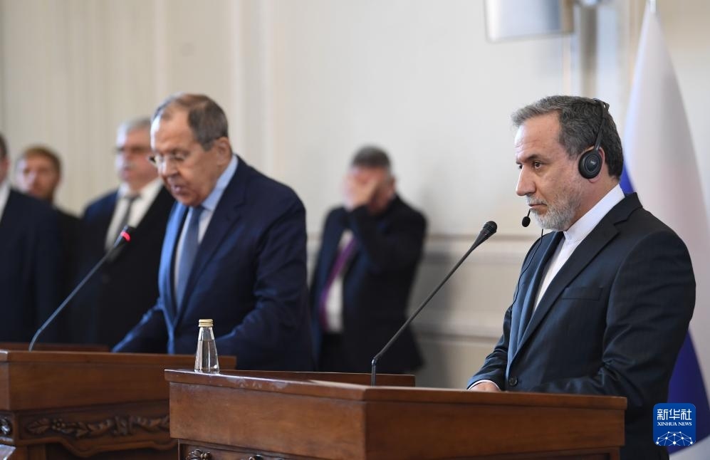 2月25日，在伊朗德黑蘭，伊朗外交部長阿拉格齊（右）與俄羅斯外長拉夫羅夫出席聯(lián)合新聞發(fā)布會(huì)。新華社記者 沙達(dá)提 攝