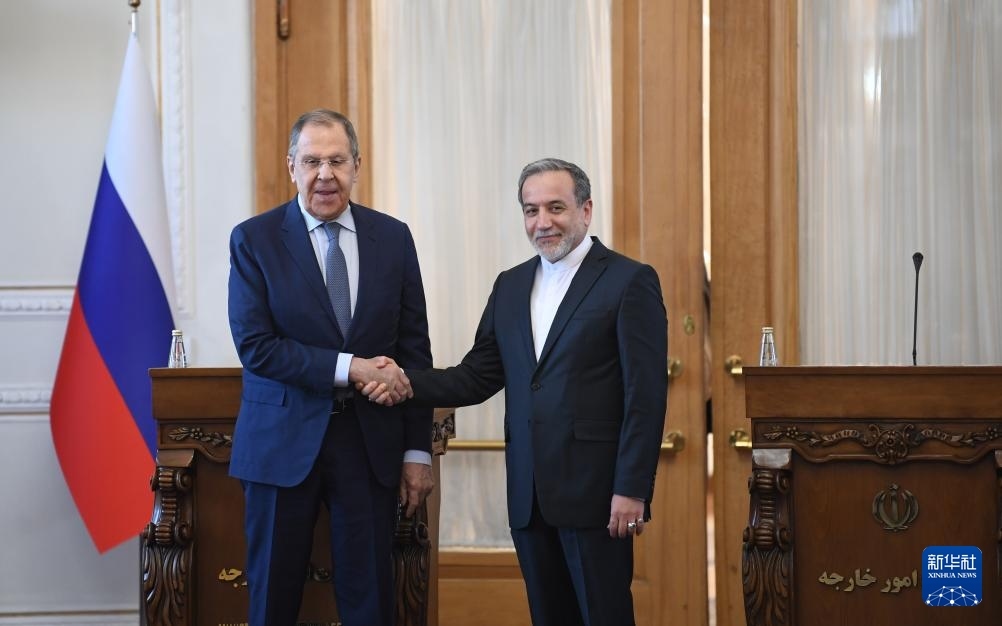 2月25日，在伊朗德黑蘭，伊朗外交部長阿拉格齊（右）與俄羅斯外長拉夫羅夫出席聯(lián)合新聞發(fā)布會(huì)。新華社記者 沙達(dá)提 攝
