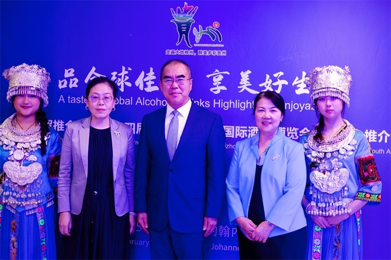 潘慶江總領(lǐng)事與王洪波秘書長合影。（南非貴州商會供圖）