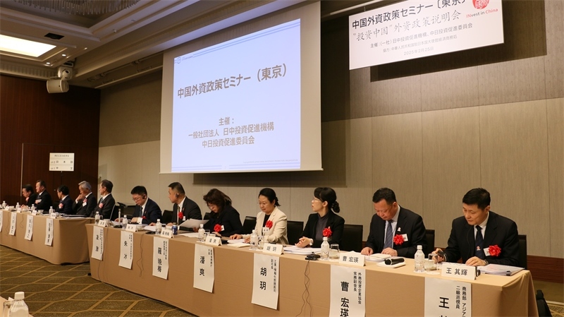 商務(wù)部和工業(yè)和信息化部相關(guān)司局負責(zé)人進行政策說明以及答疑解惑。人民網(wǎng) 許可攝