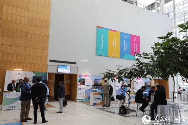 第5屆“共同金融”峰會(huì)在南非開普敦國(guó)際會(huì)議中心開幕。圖為與會(huì)嘉賓正在交談。人民網(wǎng)記者 戴楷然攝