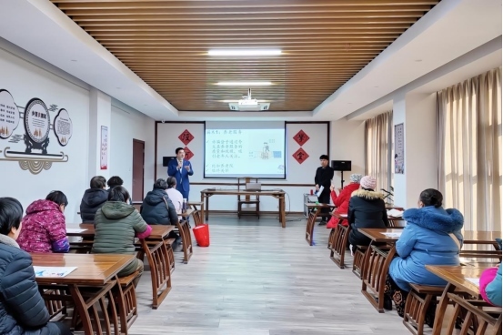 實(shí)踐支隊(duì)隊(duì)員在涇河村進(jìn)行反詐宣講。學(xué)校供圖