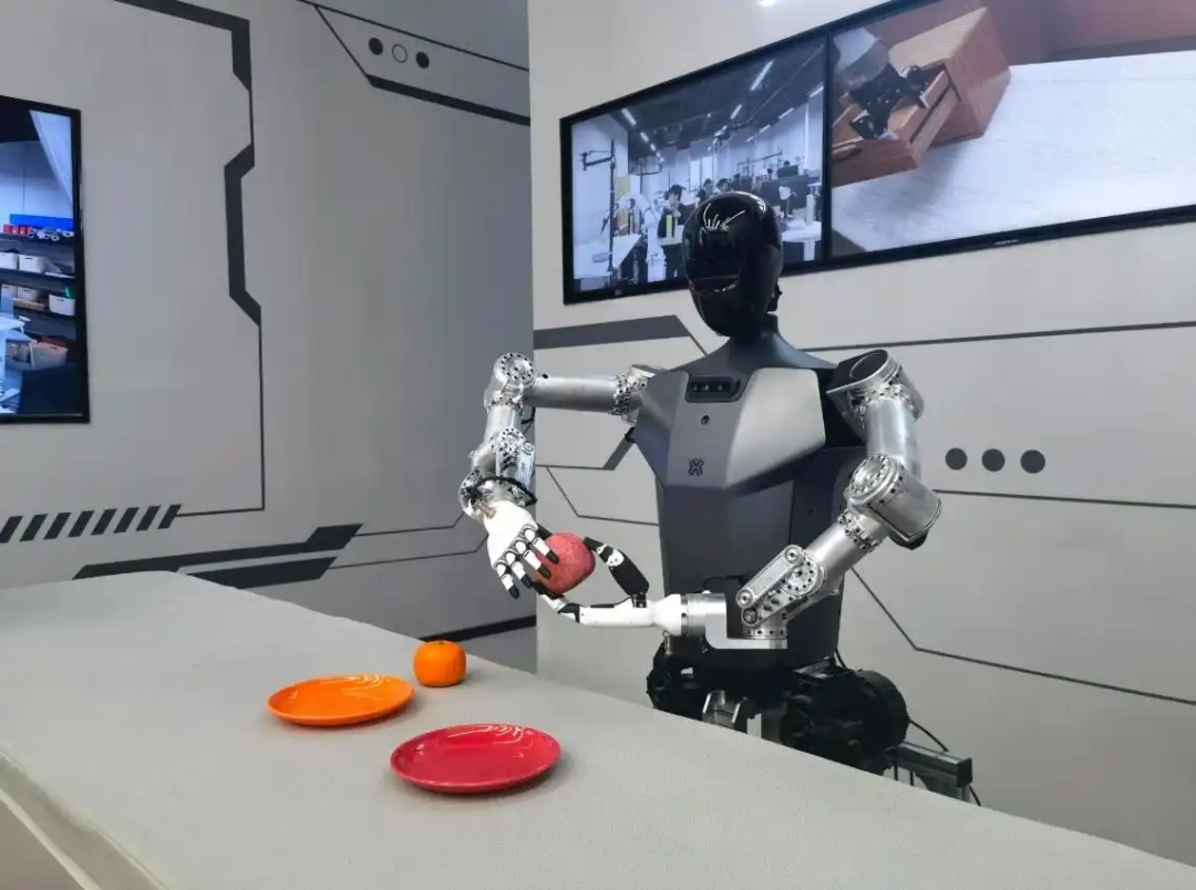 △2025年2月24日，北京“機器人大世界”展出的機器人正在完成日常家務(wù)。