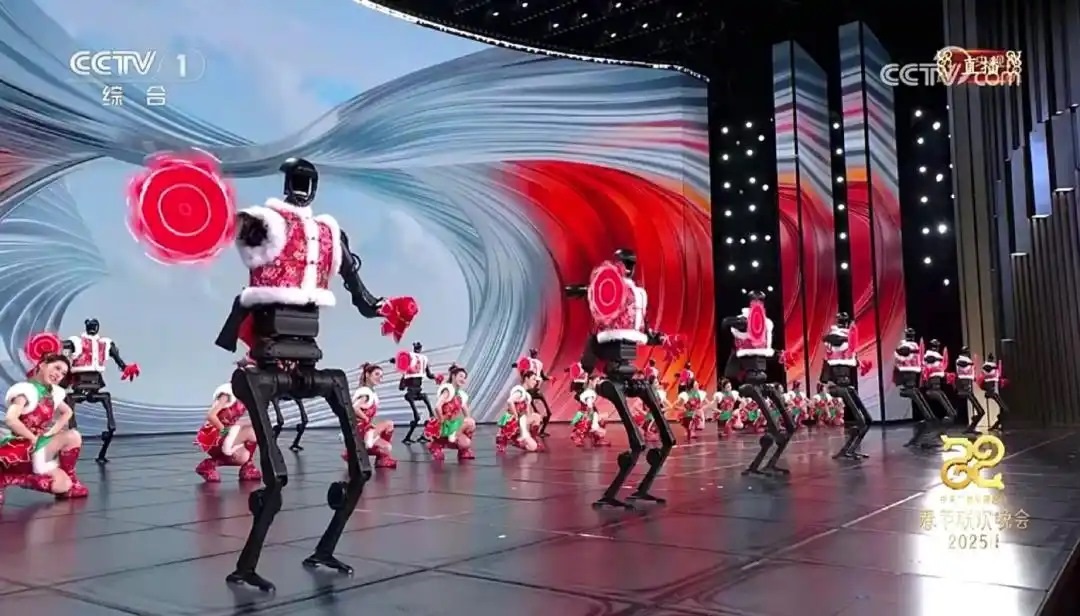 △今年春晚，宇樹科技人形機器人身穿東北特色的花棉襖扭秧歌，呈現(xiàn)出全新視覺效果。