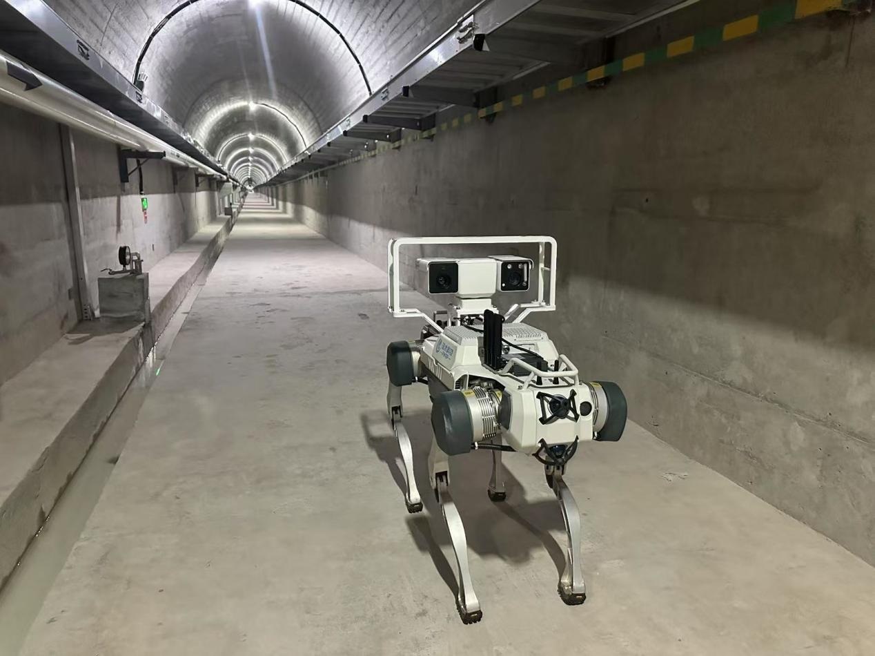 機器人正在對大壩廊道進行巡檢，重點監(jiān)測裂縫，滲水點，積水等。水利部供圖