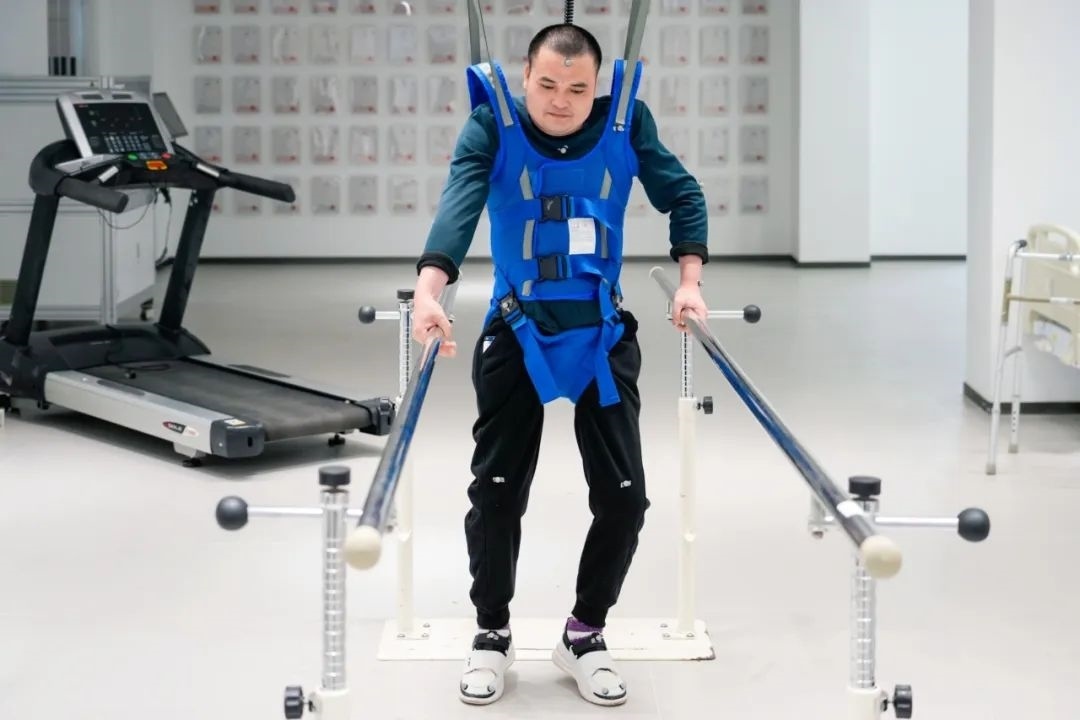 在術后第14天，患者依靠自身運動意圖行走。復旦大學供圖