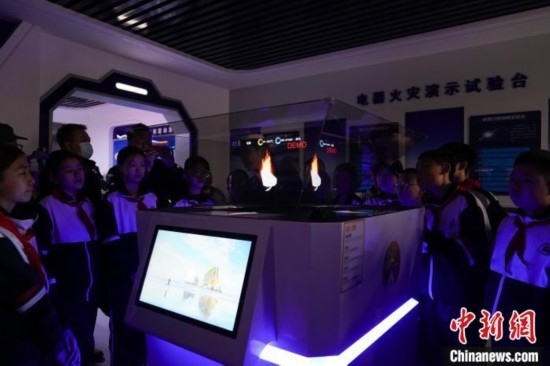 圖為學(xué)生們參觀道里區(qū)消防救援大隊(duì)消防科普體驗(yàn)館內(nèi)幻影成像燃燒三要素實(shí)驗(yàn)臺(tái)。中新社記者 趙宇航 攝