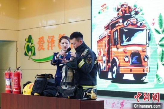 圖為消防員介紹消防裝備。中新社記者 趙宇航 攝