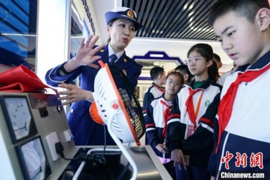 圖為學(xué)生們參觀道里區(qū)消防救援大隊(duì)消防科普體驗(yàn)館內(nèi)電器火災(zāi)演示實(shí)驗(yàn)臺(tái)。中新社記者 趙宇航 攝