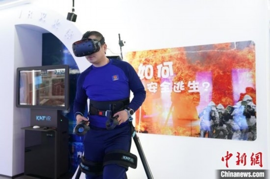 圖為消防員利用VR展示火災(zāi)如何逃生。中新社記者 趙宇航 攝