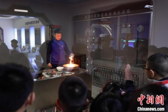 圖為學(xué)生們參觀道里區(qū)消防救援大隊(duì)消防科普體驗(yàn)館內(nèi)火場(chǎng)真實(shí)體驗(yàn)演示區(qū)。中新社記者 趙宇航 攝