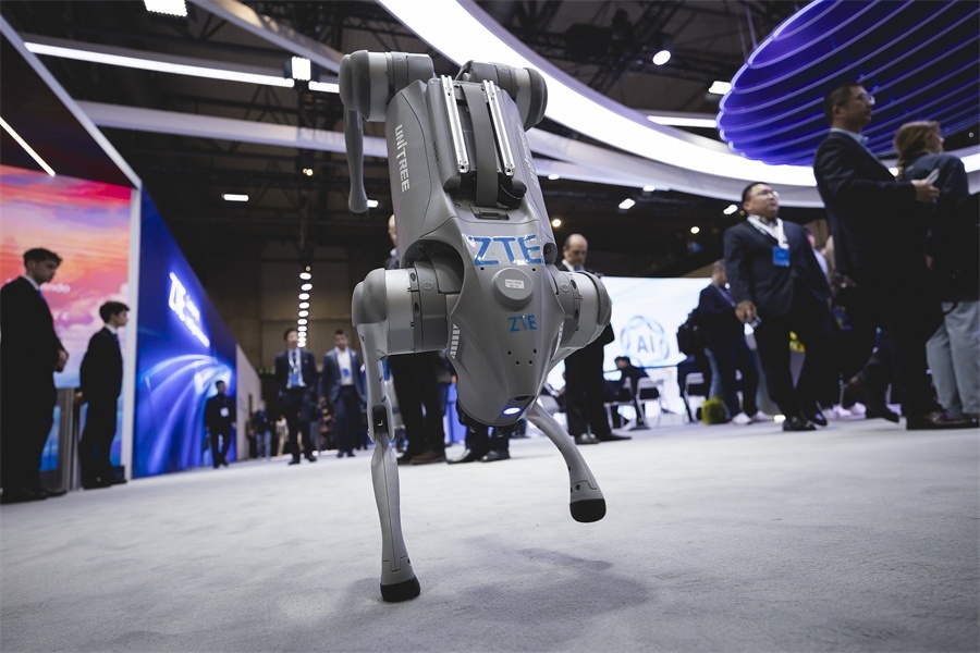 中興展位上的機(jī)器狗。