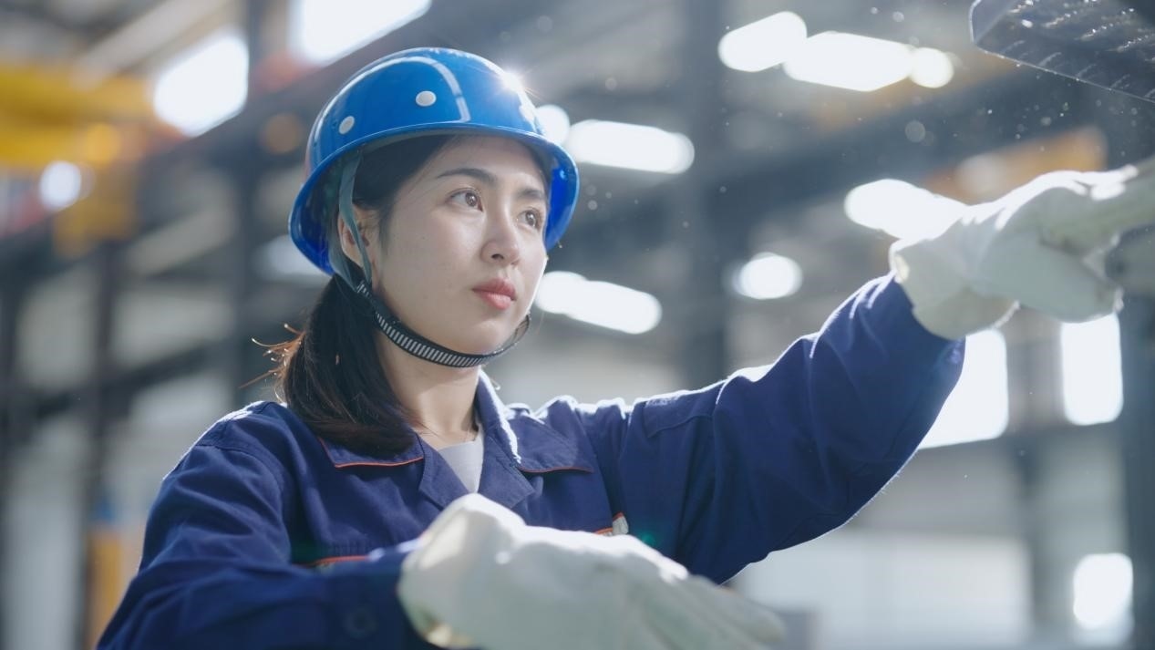 老中鐵路有限公司萬象運(yùn)營管理中心機(jī)輛車間希達(dá)在工作中。老中鐵路有限公司供圖