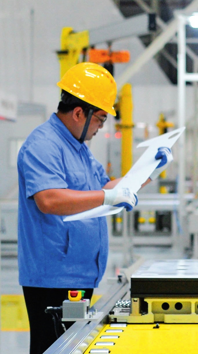 工人在位于廣東珠海的緯景儲(chǔ)能珠?！俺珿工廠”工作（2024年5月19日攝）。李任滋攝/本刊