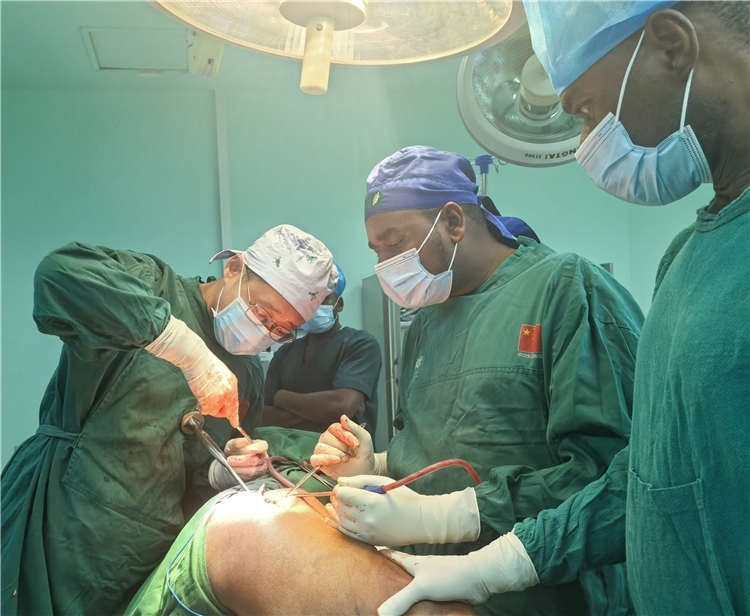 王磊醫(yī)師手術(shù)中。中國(guó)援桑醫(yī)療隊(duì)供圖