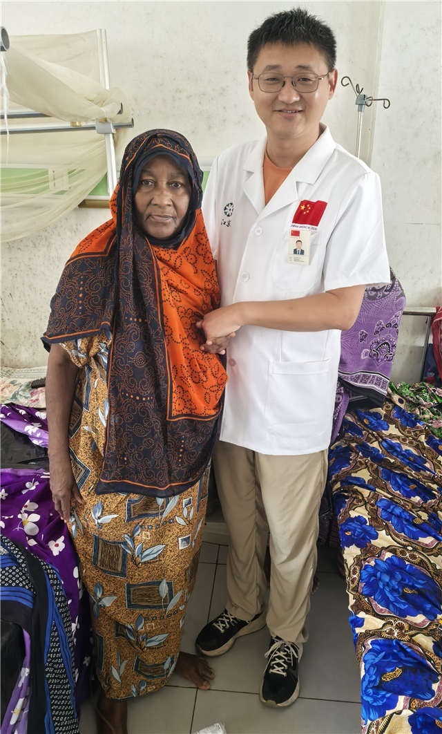 術(shù)后第二天患者即能站立。中國(guó)援桑醫(yī)療隊(duì)供圖