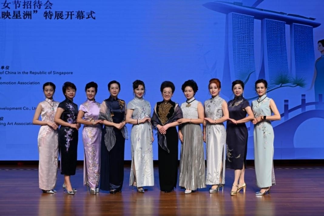 海派旗袍走秀展示著不同款式旗袍的獨(dú)特魅力。新加坡中國(guó)文化中心供圖