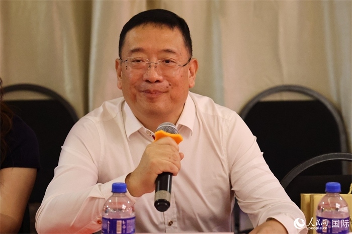 巴西文協(xié)主席上官建峰在座談會上致辭。人民網(wǎng)記者 陳海琪攝