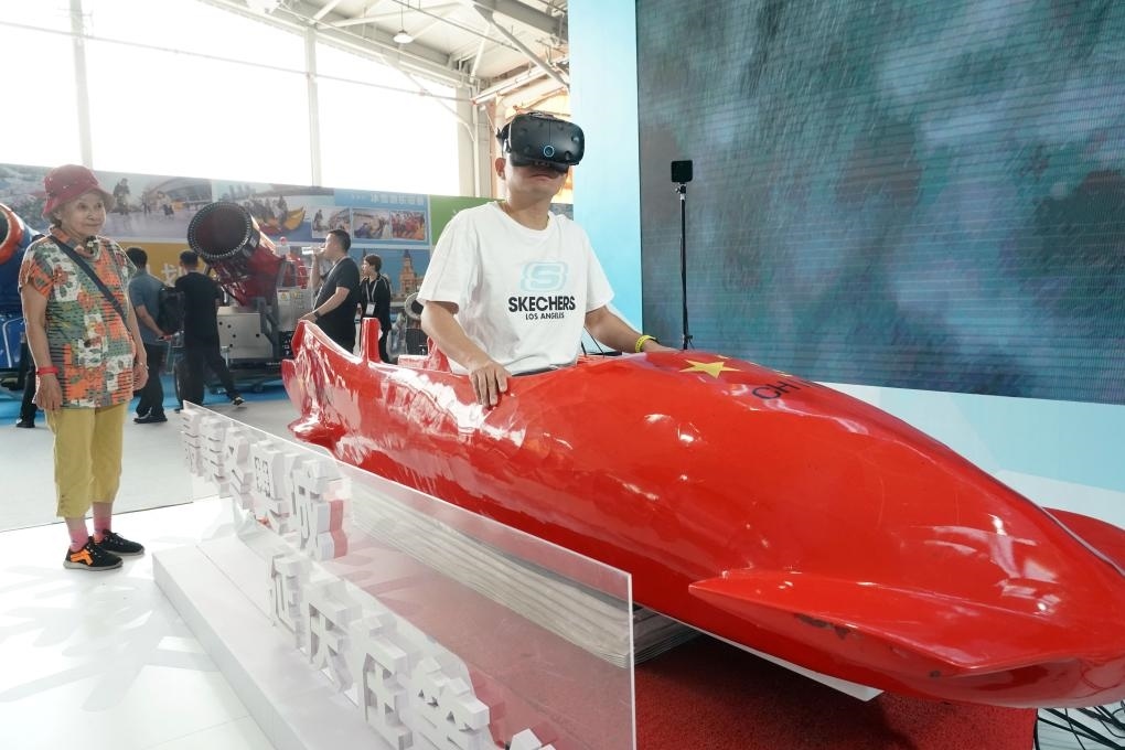 2023年9月15日，觀眾在2023國際冬季運動（北京）博覽會現(xiàn)場通過VR設(shè)備體驗雪車。新華社記者 任超 攝