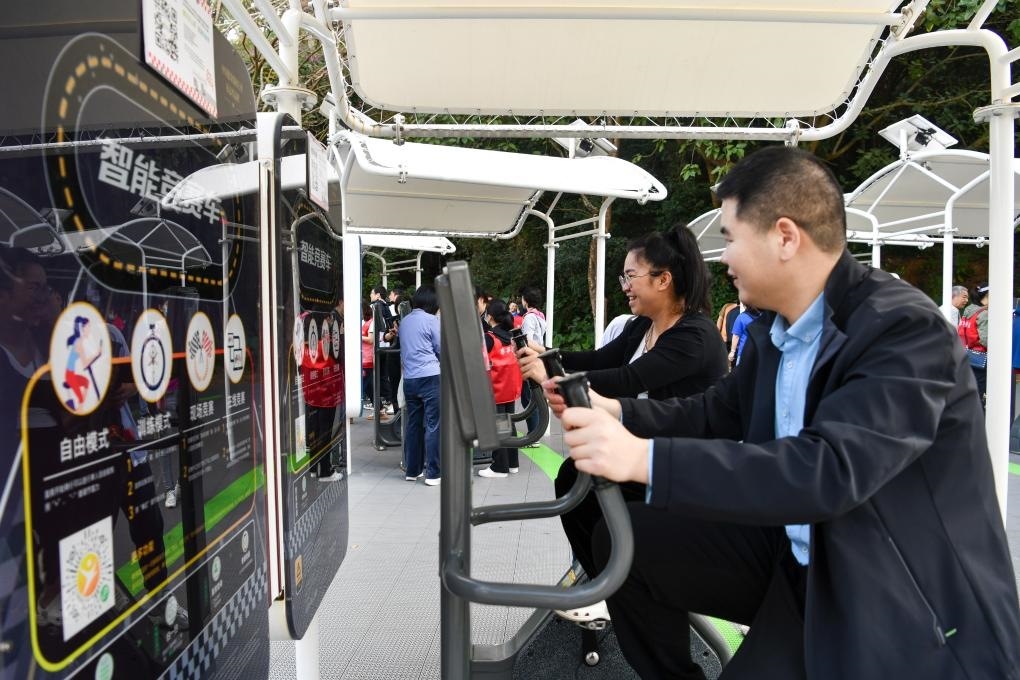 2024年1月20日，市民在蓮花山公園西區(qū)室外智能健身房參加競賽活動。當日，深圳市室外智能健身競賽活動舉行。新華社記者 梁旭 攝