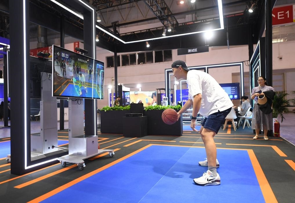 2023年8月25日，在HICOOL2023全球創(chuàng)業(yè)者峰會展覽展示區(qū)，觀眾體驗AI智慧體育運動系統(tǒng)。當日，HICOOL2023全球創(chuàng)業(yè)者峰會在位于北京市順義區(qū)的中國國際展覽中心（新館）開幕。新華社記者 任超 攝