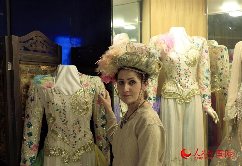 設(shè)計(jì)師展示阿拉伯阿巴斯王朝時(shí)期王冠。人民網(wǎng)伊納斯·易卜拉欣攝