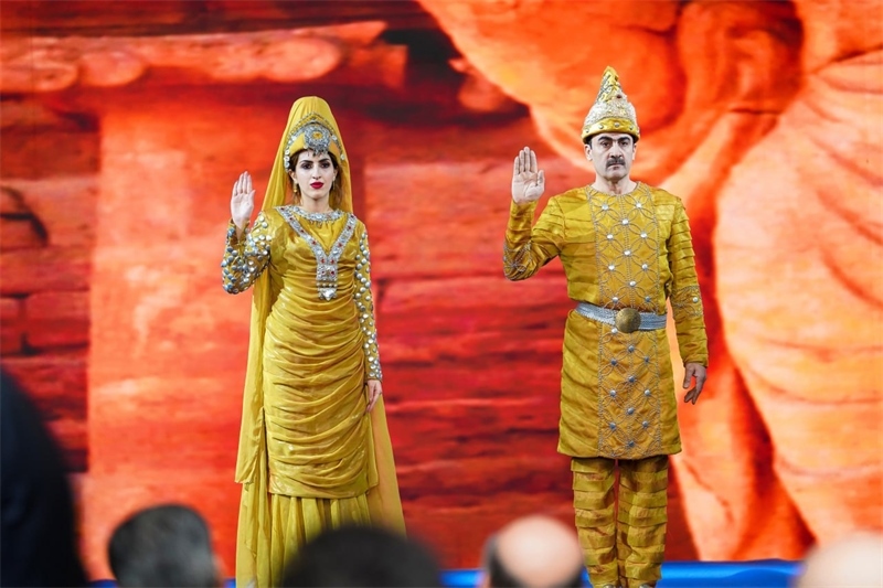 伊拉克時(shí)尚館舉辦的時(shí)裝展上，模特展示亞述時(shí)期服飾。伊拉克時(shí)尚館供圖