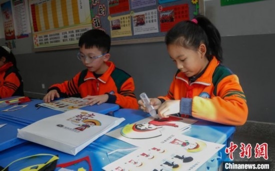 圖為學(xué)生參與“土族娃娃布貼畫”社教課。中新社記者 馬銘言 攝