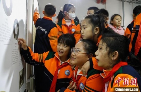 圖為學(xué)生參觀青海省博物館“1+3”主題流動展覽，了解在青海喇家遺址出土的齊家文化 · 玉三璜聯(lián)璧。中新社記者 馬銘言 攝