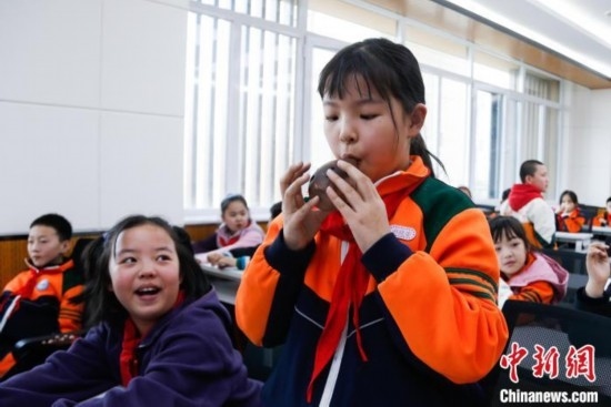 圖為學(xué)生在“國寶音樂會”社教課中體驗吹陶塤。中新社記者 馬銘言 攝