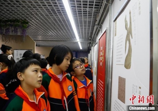 圖為學(xué)生參觀青海省博物館“1+3”主題流動展覽，了解木舞俑。中新社記者 馬銘言 攝