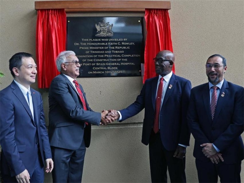 特多總理基思·羅利（右二）等特方政要、中國駐特多使館臨時代辦楊晗（左一）等出席西班牙港總醫(yī)院項目揭幕儀式。中國鐵建（加勒比）有限公司供圖