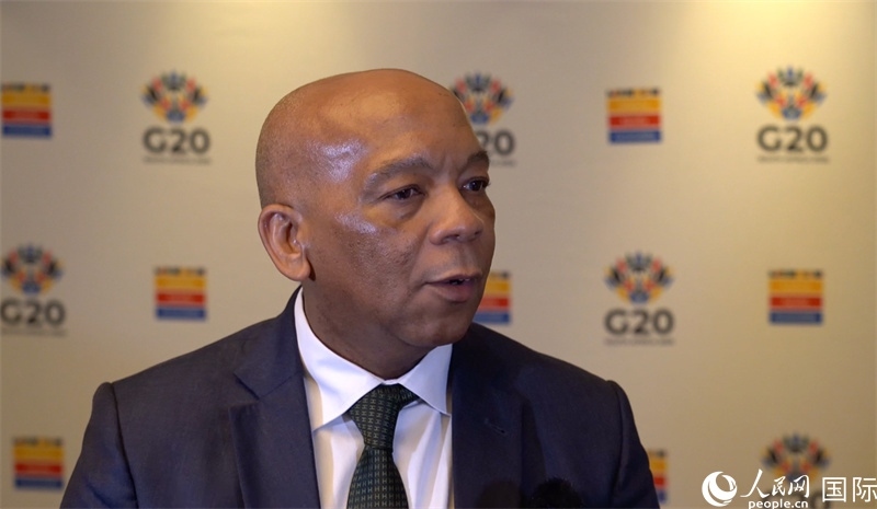 南非電力與能源部長洛西恩佐·拉莫豪帕接受人民網(wǎng)南非公司記者采訪。人民網(wǎng) 劉暢攝