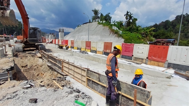 施工現(xiàn)場(chǎng)。 鄧騰亮攝