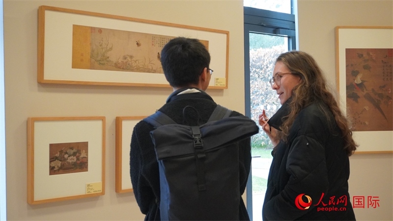 劍橋大學學者參觀宋畫特展。人民網 徐量攝