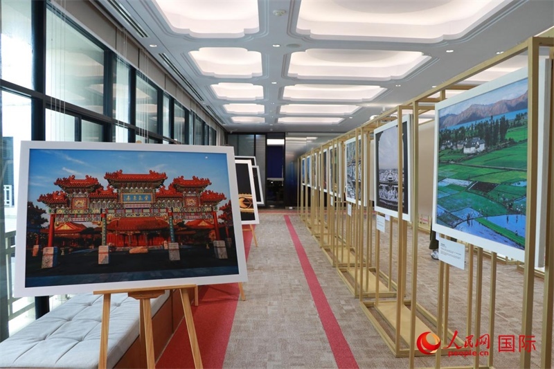 “遇見”攝影展現(xiàn)場(chǎng)。朱瀟逸攝