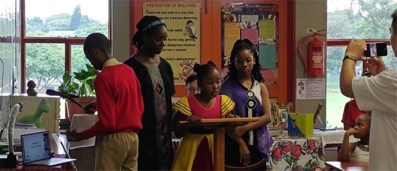 南非學(xué)生介紹南非。