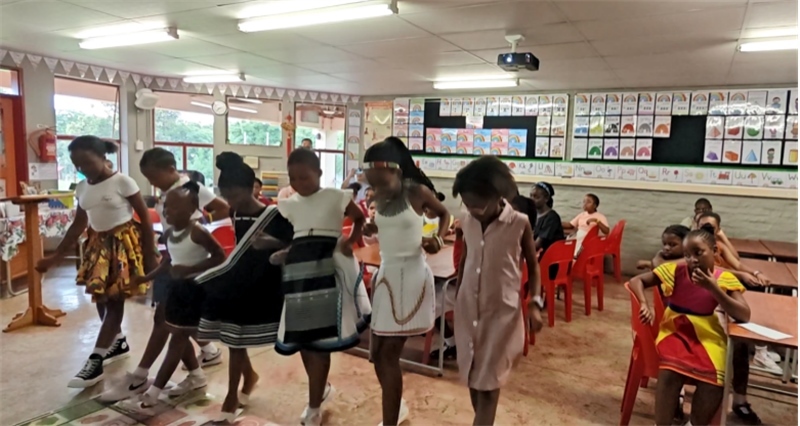 南非學(xué)生表演非洲歌舞，