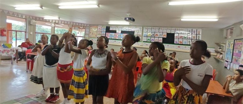 南非學(xué)生展示民族服飾，合唱《聽我說謝謝你》。