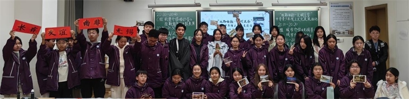 中南學(xué)生合影留念。